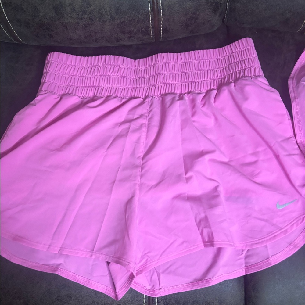 Nike Women’s High-Waisted Tempo Running Shorts Hyper Pink Size XL NWT - Picture 2 of 4